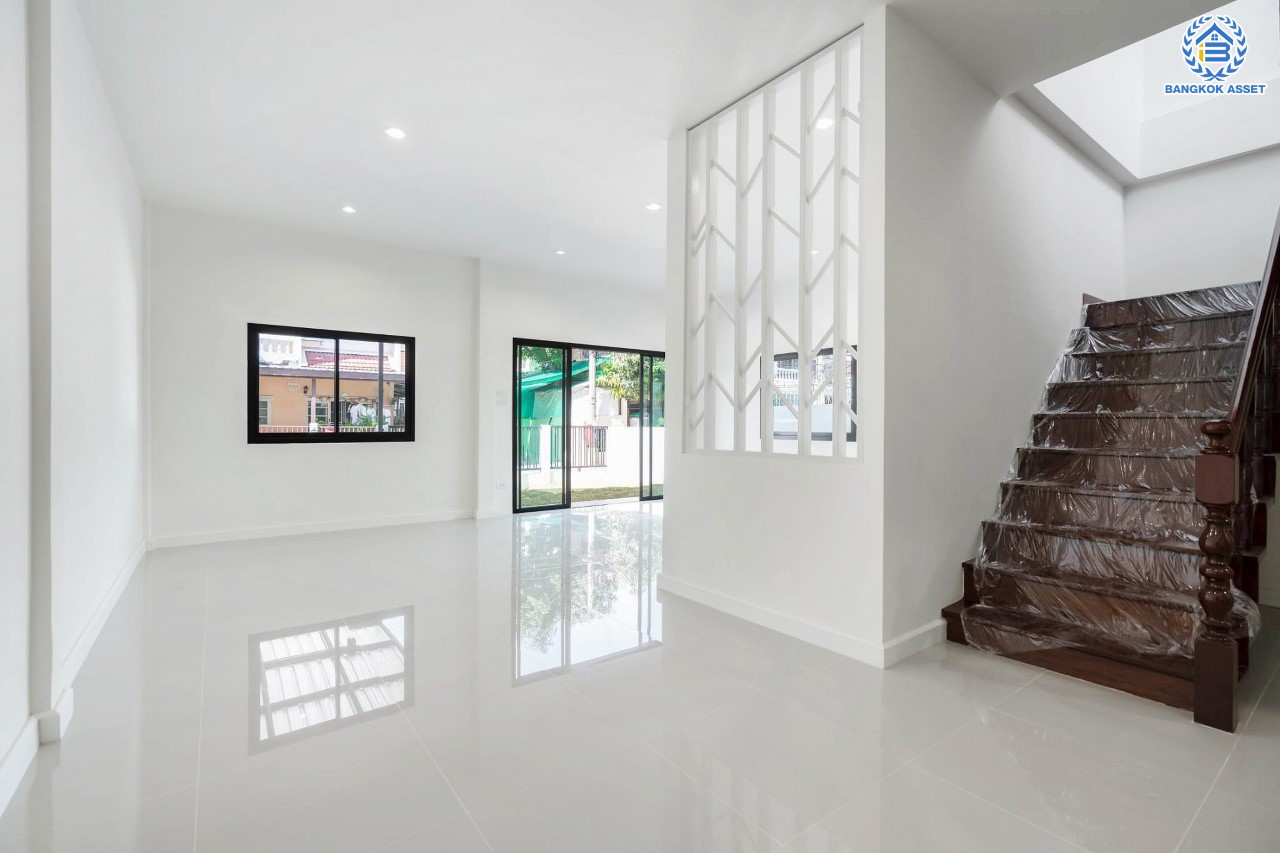 บ้านมือสองตกแต่งใหม่ หน้าโครงการติดรถไฟฟ้า "สถานีไทรม้า"!! หลังมุม ม.ซื่อตรง พระนั่งเกล้า-ท่าอิฐ ทาวน์เฮ้าส์ หลังใหญ่ระดับบ้านแฝด เนื้อที่ 34 ตร.ว. ฟังก์ชัน 3 ห้องนอน 2 ห้องน้ำ 1 ที่จอดรถ ทำเลใกล้ เซ็นทรัลรัตนาธิเบศร์ และทางด่วน "งามวงศ์วาน"